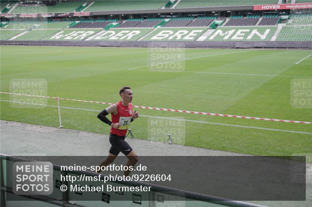 05.10.2025 - 20. swb-Marathon Bremen Michael Burmester http://msf.ph/oto/9226604 05.10.2025 10:15:00 Laufen im Stadion 35 meine-sportfotos.de