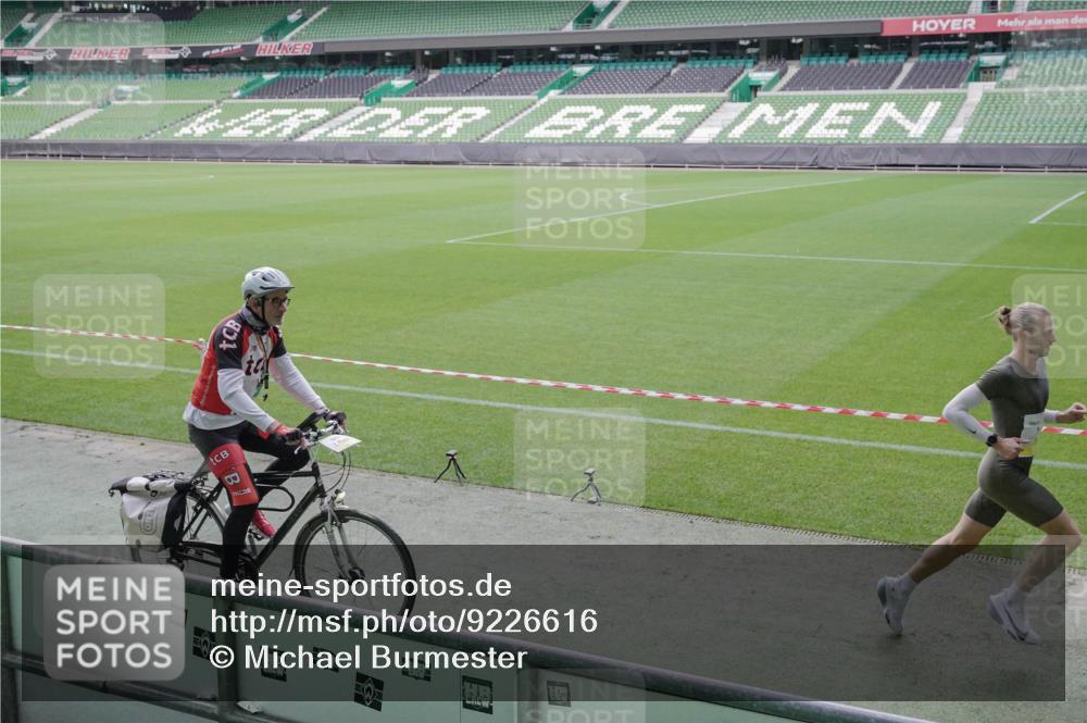 05.10.2025 - 20. swb-Marathon Bremen Michael Burmester http://msf.ph/oto/9226616 05.10.2025 10:15:44 Laufen im Stadion 2, 35 meine-sportfotos.de