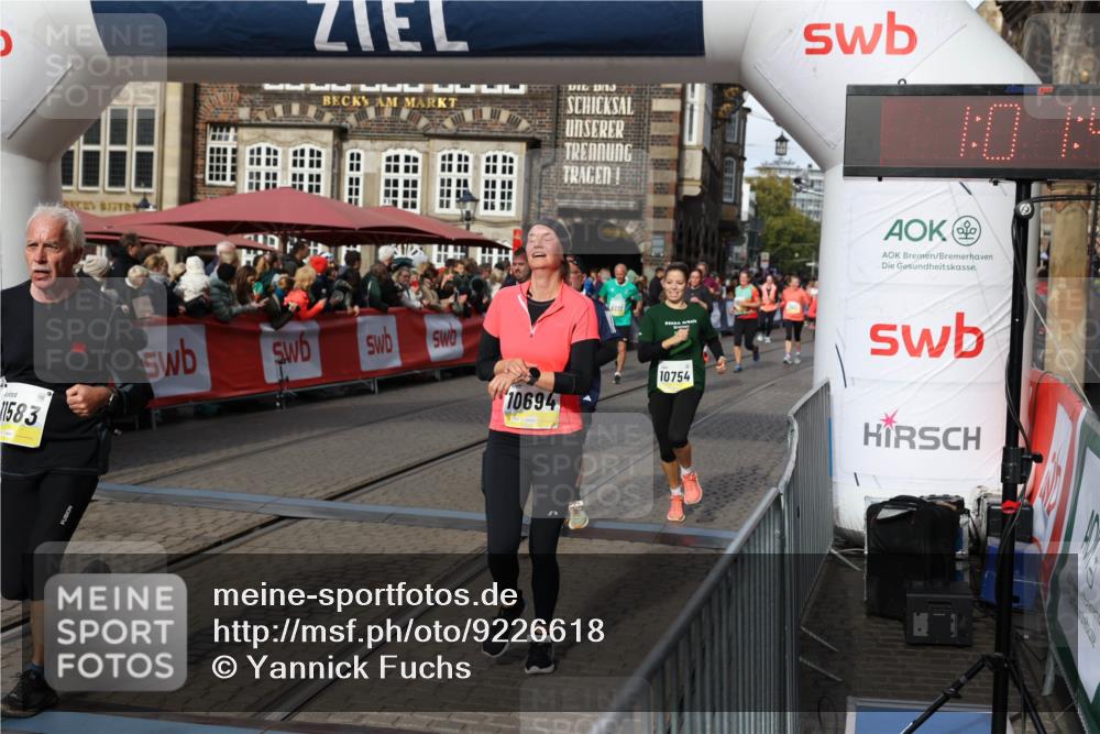 05.10.2025 - 20. swb-Marathon Bremen Yannick Fuchs http://msf.ph/oto/9226618 05.10.2025 10:57:45 Ziel 9309, 9372, 9585, 9625, 9747, 9904, 9914, 9943, 9962, 10139, 10250, 10555, 10694, 10739, 10754, 11352, 11360, 11583 meine-sportfotos.de