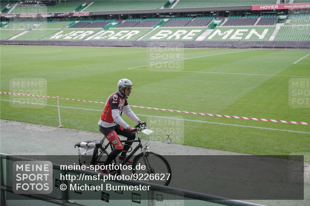 05.10.2025 - 20. swb-Marathon Bremen Michael Burmester http://msf.ph/oto/9226627 05.10.2025 10:15:44 Laufen im Stadion 2, 35 meine-sportfotos.de