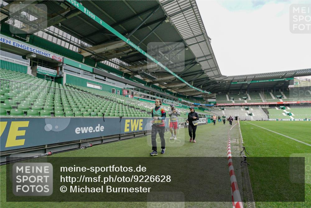 05.10.2025 - 20. swb-Marathon Bremen Michael Burmester http://msf.ph/oto/9226628 05.10.2025 10:47:10 Laufen im Stadion 9640, 9691, 9818, 9946, 9959, 10041, 10635, 10677, 10832, 10994, 11043, 11247, 11440, 11652, 11653, 7014, 9301, 9695, 9818, 9891, 10564, 10721, 10736, 10756, 10832, 10994, 11008, 11107, 11182, 11358, 11555 meine-sportfotos.de