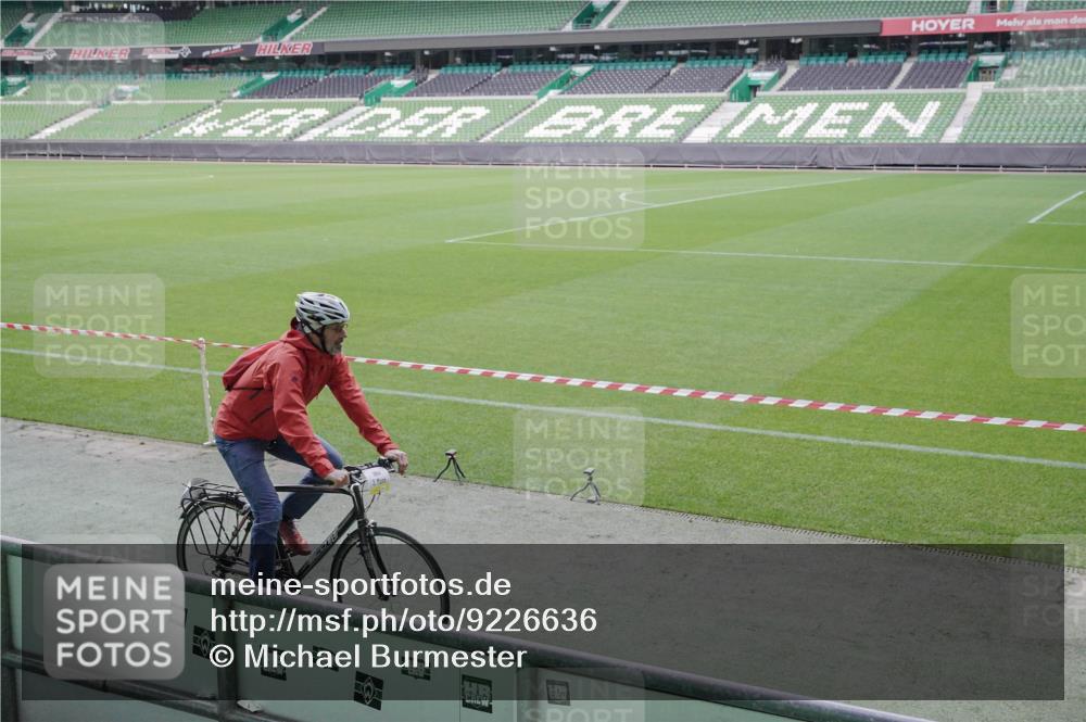 05.10.2025 - 20. swb-Marathon Bremen Michael Burmester http://msf.ph/oto/9226636 05.10.2025 10:15:57 Laufen im Stadion 2, 33, 35, 35 meine-sportfotos.de