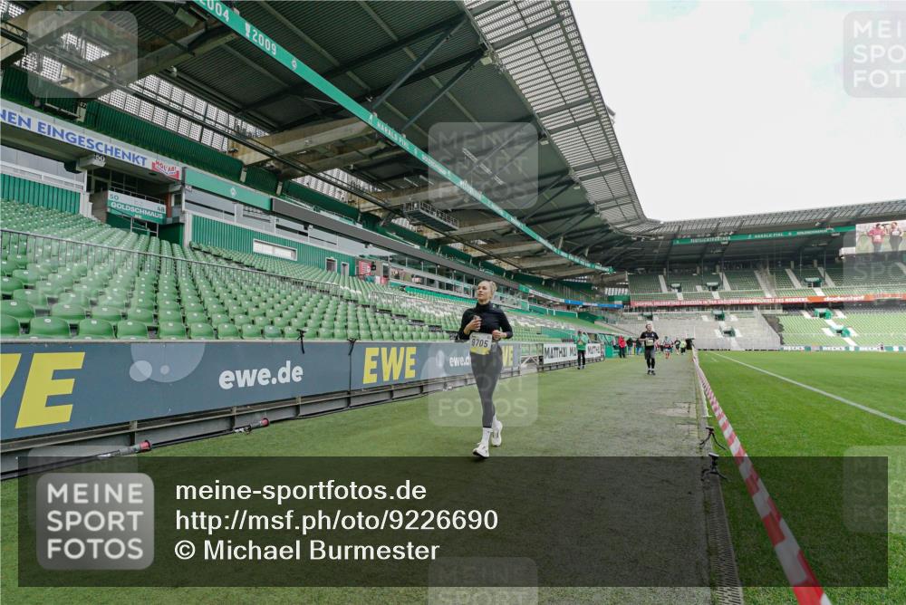 05.10.2025 - 20. swb-Marathon Bremen Michael Burmester http://msf.ph/oto/9226690 05.10.2025 10:48:11 Laufen im Stadion 9323, 9348, 9408, 9477, 9563, 9679, 9698, 9705, 9805, 10012, 10076, 10198, 10613, 10795, 10874, 10913, 11631, 11690, 11743, 9691, 9946, 10041, 10677 meine-sportfotos.de