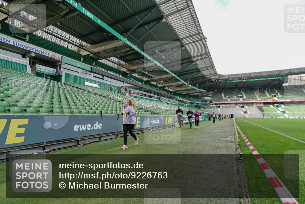 05.10.2025 - 20. swb-Marathon Bremen Michael Burmester http://msf.ph/oto/9226763 05.10.2025 10:49:36 Laufen im Stadion 9247, 9405, 9445, 9513, 9688, 9753, 9857, 10072, 10133, 10184, 10373, 10488, 10700, 10720, 10724, 10731, 11190, 11216, 11625, 11643, 10361, 10362 meine-sportfotos.de
