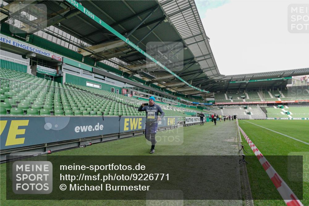 05.10.2025 - 20. swb-Marathon Bremen Michael Burmester http://msf.ph/oto/9226771 05.10.2025 10:49:46 Laufen im Stadion 9247, 9405, 9445, 9513, 9688, 9733, 9808, 9857, 10035, 10072, 10133, 10184, 10373, 10488, 10700, 10720, 10724, 10731, 11190, 11625, 11643, 9753, 11216, 11625 meine-sportfotos.de