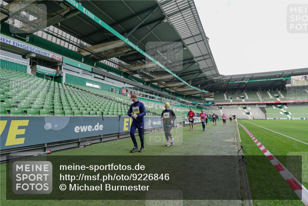 05.10.2025 - 20. swb-Marathon Bremen Michael Burmester http://msf.ph/oto/9226846 05.10.2025 10:52:20 Laufen im Stadion 10144, 10300, 10774, 11313, 11314, 11572, 11697, 11698, 9763 meine-sportfotos.de