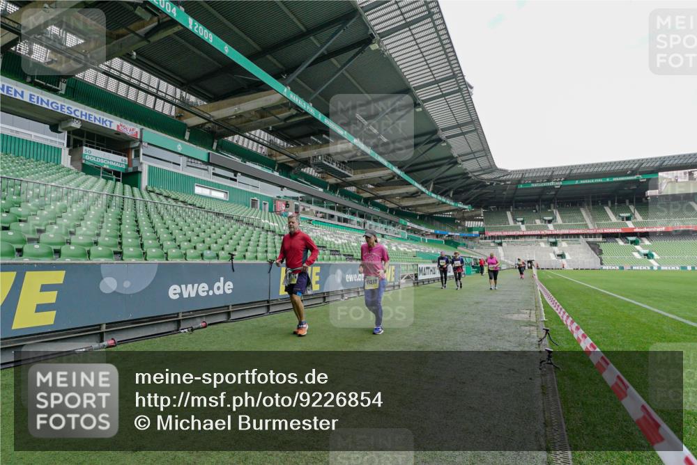 05.10.2025 - 20. swb-Marathon Bremen Michael Burmester http://msf.ph/oto/9226854 05.10.2025 10:52:24 Laufen im Stadion 10144, 10300, 10774, 10935, 11572, 11697, 11698, 9763, 11313, 11314 meine-sportfotos.de