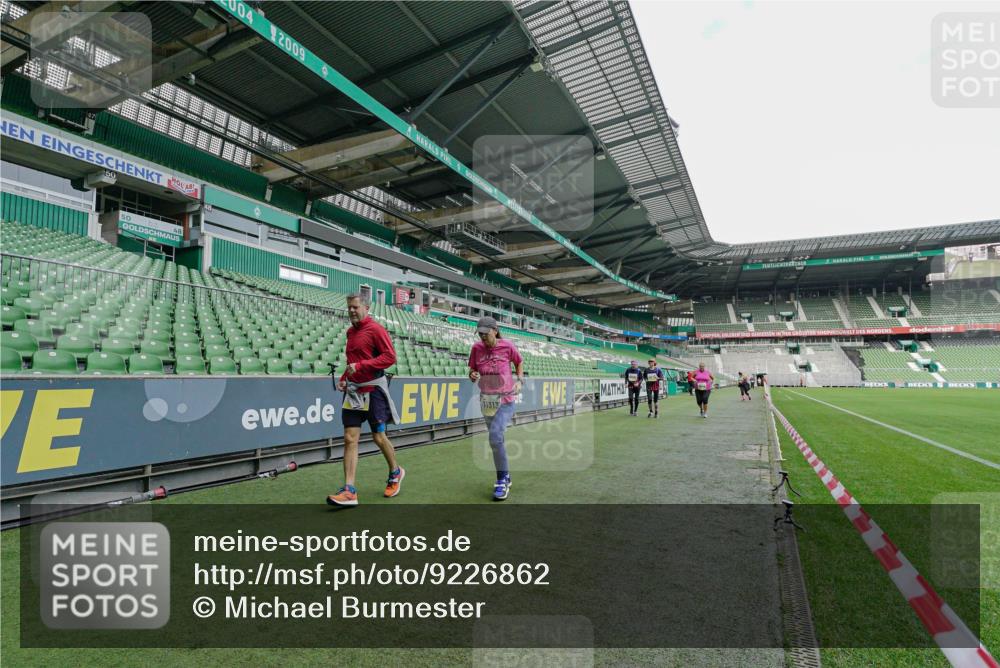 05.10.2025 - 20. swb-Marathon Bremen Michael Burmester http://msf.ph/oto/9226862 05.10.2025 10:52:25 Laufen im Stadion 10144, 10300, 10774, 10935, 11572, 11697, 11698, 9763, 11313, 11314 meine-sportfotos.de