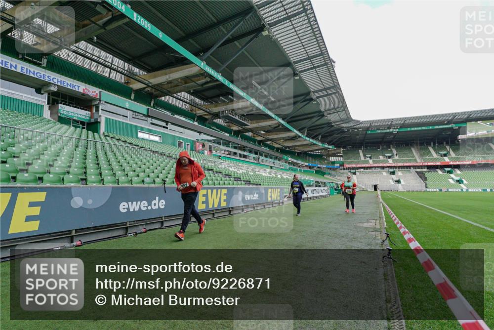 05.10.2025 - 20. swb-Marathon Bremen Michael Burmester http://msf.ph/oto/9226871 05.10.2025 10:53:12 Laufen im Stadion 9352, 9559, 10027, 10935, 11326, 10774 meine-sportfotos.de