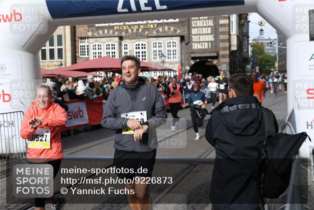 05.10.2025 - 20. swb-Marathon Bremen Yannick Fuchs http://msf.ph/oto/9226873 05.10.2025 10:57:52 Ziel 9309, 9372, 9585, 9943, 9979, 10225, 10250, 10329, 10341, 10555, 11457, 11520, 11521, 11731, 11744 meine-sportfotos.de