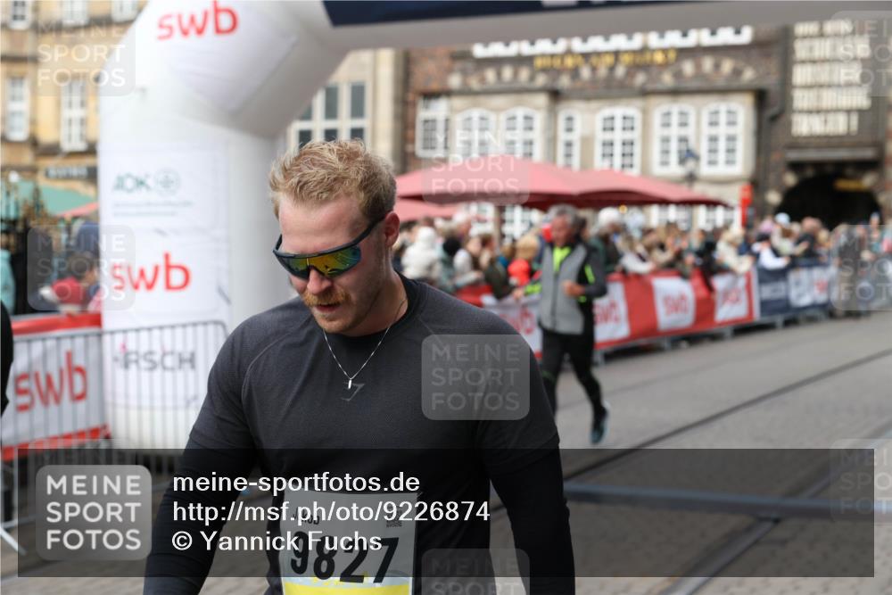 05.10.2025 - 20. swb-Marathon Bremen Yannick Fuchs http://msf.ph/oto/9226874 05.10.2025 11:00:58 Ziel 9327, 9389, 9827, 10182, 10571, 10690, 10901, 11155 meine-sportfotos.de