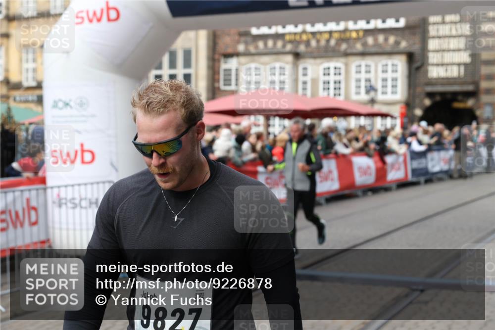 05.10.2025 - 20. swb-Marathon Bremen Yannick Fuchs http://msf.ph/oto/9226878 05.10.2025 11:00:58 Ziel 9327, 9389, 9827, 10182, 10571, 10690, 10901, 11155 meine-sportfotos.de