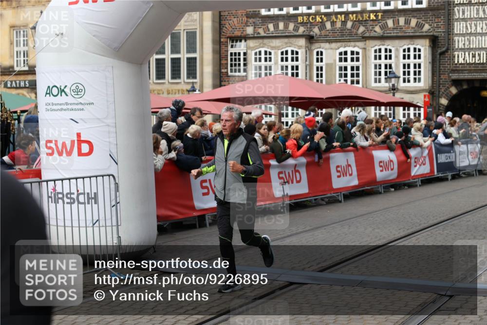 05.10.2025 - 20. swb-Marathon Bremen Yannick Fuchs http://msf.ph/oto/9226895 05.10.2025 11:00:59 Ziel 9327, 9389, 9827, 10182, 10571, 10690, 11155 meine-sportfotos.de