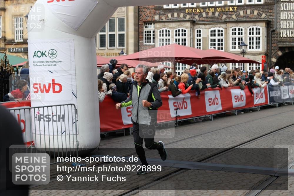 05.10.2025 - 20. swb-Marathon Bremen Yannick Fuchs http://msf.ph/oto/9226899 05.10.2025 11:00:59 Ziel 9327, 9389, 9827, 10182, 10571, 10690, 11155 meine-sportfotos.de