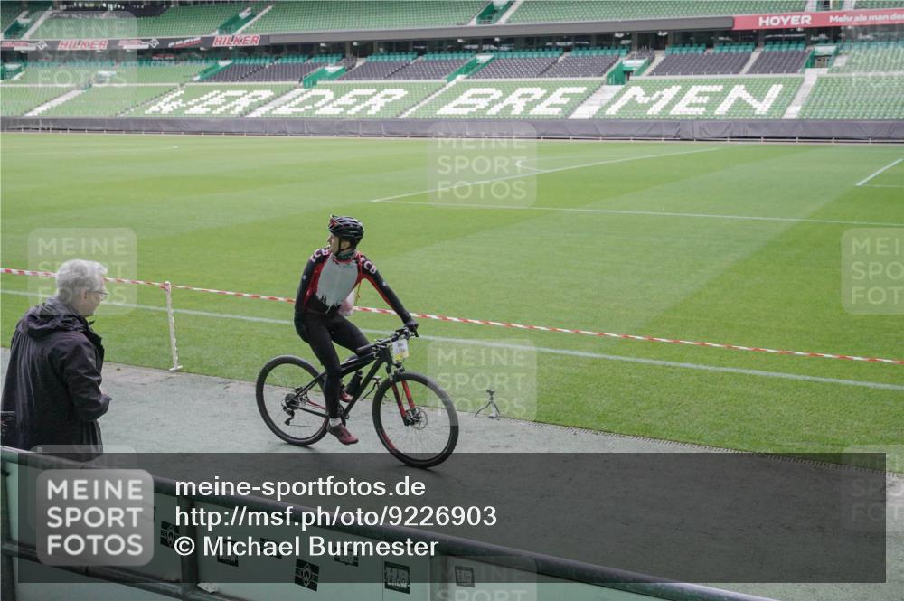 05.10.2025 - 20. swb-Marathon Bremen Michael Burmester http://msf.ph/oto/9226903 05.10.2025 10:17:10 Laufen im Stadion 11, 33 meine-sportfotos.de
