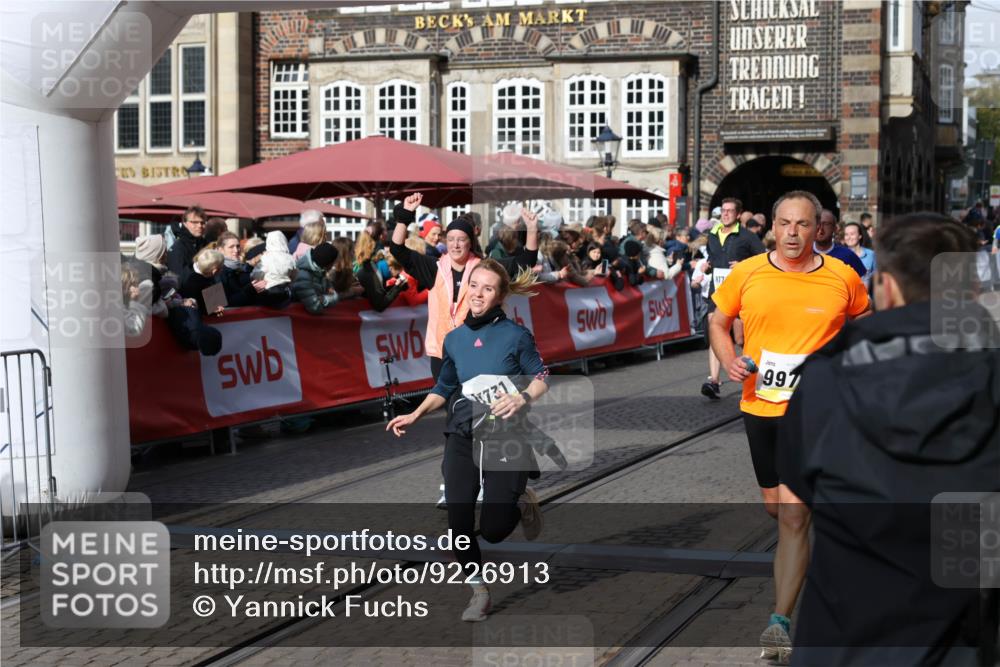 05.10.2025 - 20. swb-Marathon Bremen Yannick Fuchs http://msf.ph/oto/9226913 05.10.2025 10:57:53 Ziel 9372, 9585, 9943, 9979, 10225, 10250, 10329, 10341, 10555, 10890, 11457, 11520, 11521, 11575, 11731, 11744 meine-sportfotos.de