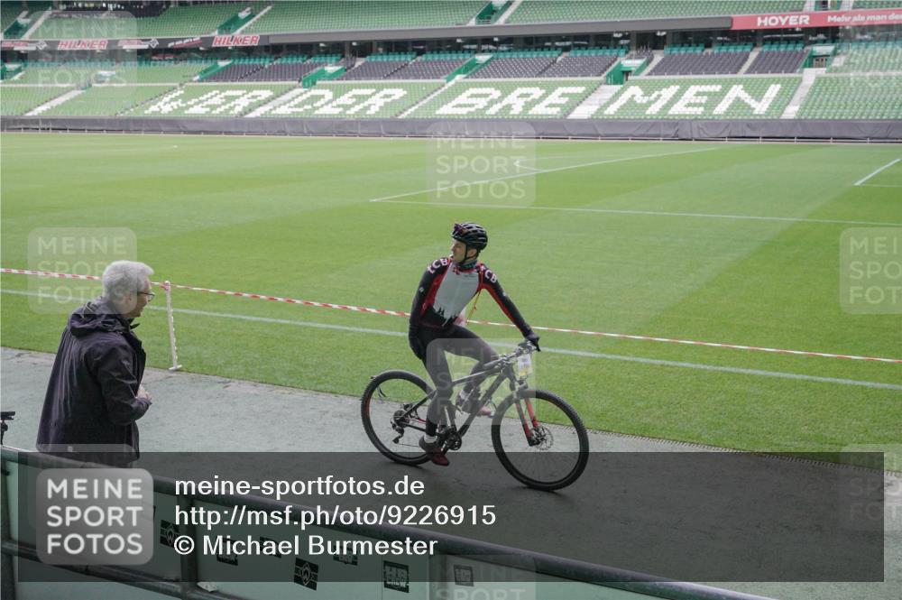 05.10.2025 - 20. swb-Marathon Bremen Michael Burmester http://msf.ph/oto/9226915 05.10.2025 10:17:10 Laufen im Stadion 11, 33 meine-sportfotos.de