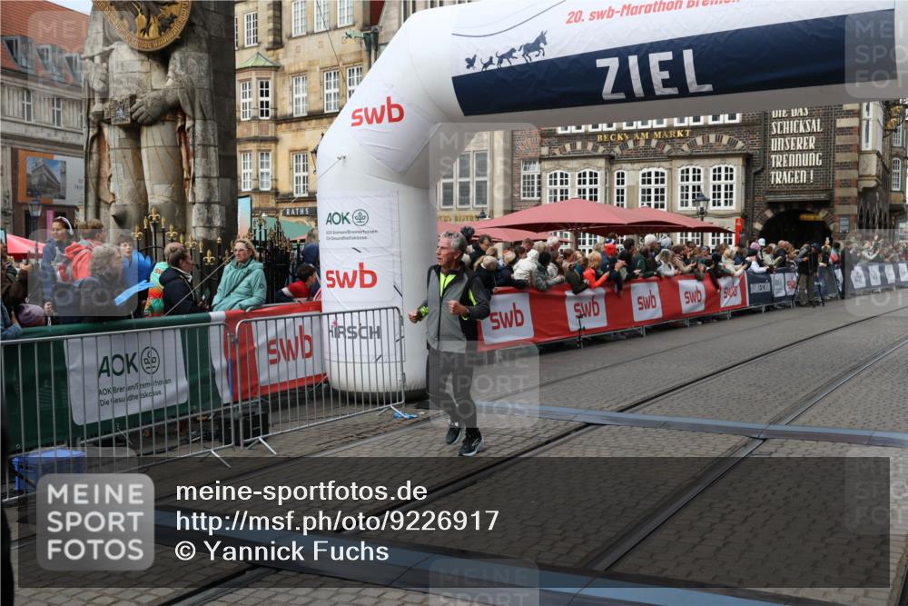 05.10.2025 - 20. swb-Marathon Bremen Yannick Fuchs http://msf.ph/oto/9226917 05.10.2025 11:00:59 Ziel 9327, 9389, 9827, 10182, 10571, 10690, 11155 meine-sportfotos.de