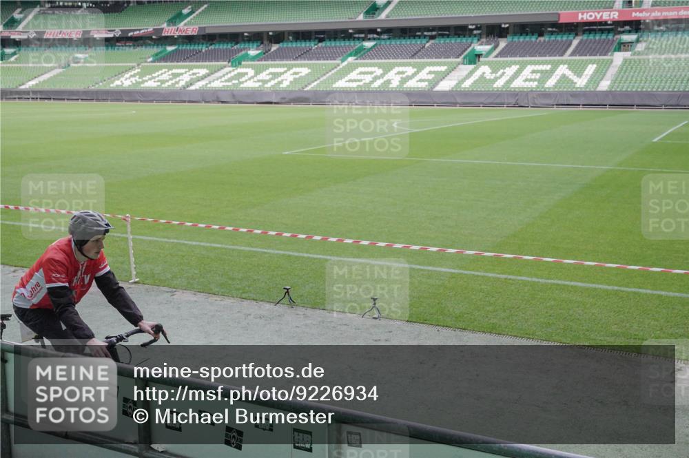 05.10.2025 - 20. swb-Marathon Bremen Michael Burmester http://msf.ph/oto/9226934 05.10.2025 10:17:17 Laufen im Stadion 11 meine-sportfotos.de