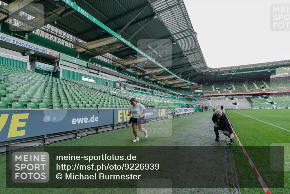 05.10.2025 - 20. swb-Marathon Bremen Michael Burmester http://msf.ph/oto/9226939 05.10.2025 11:00:04 Laufen im Stadion  meine-sportfotos.de