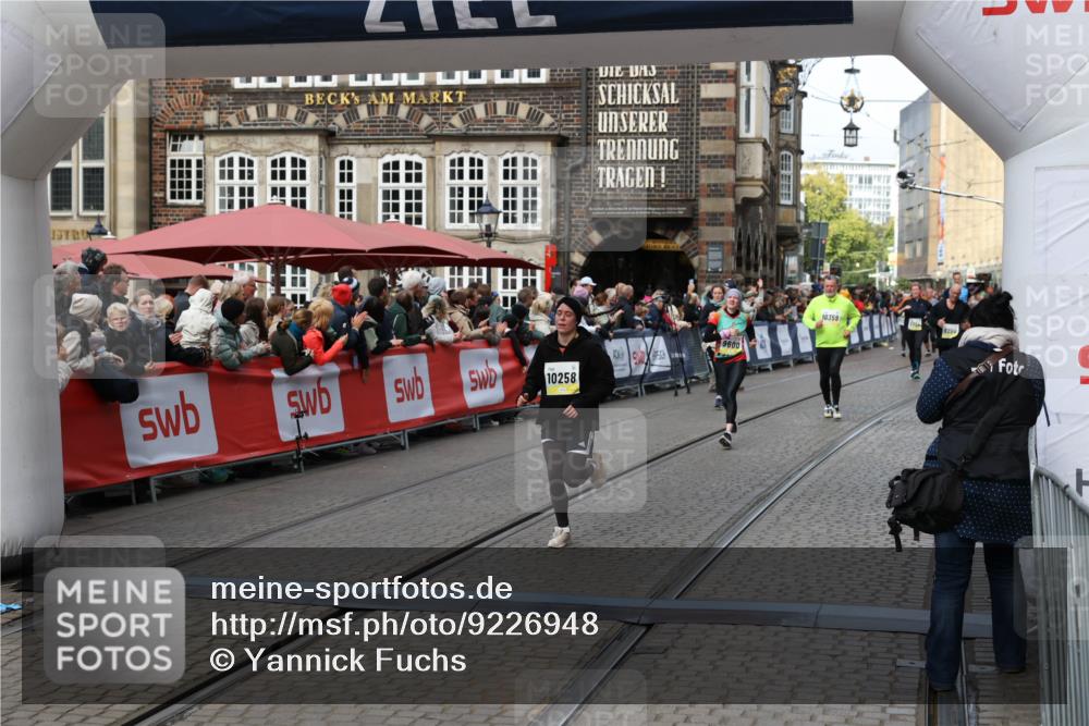 05.10.2025 - 20. swb-Marathon Bremen Yannick Fuchs http://msf.ph/oto/9226948 05.10.2025 11:01:03 Ziel 9600, 10258, 11155 meine-sportfotos.de