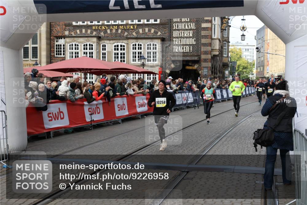 05.10.2025 - 20. swb-Marathon Bremen Yannick Fuchs http://msf.ph/oto/9226958 05.10.2025 11:01:03 Ziel 9600, 10258, 11155 meine-sportfotos.de