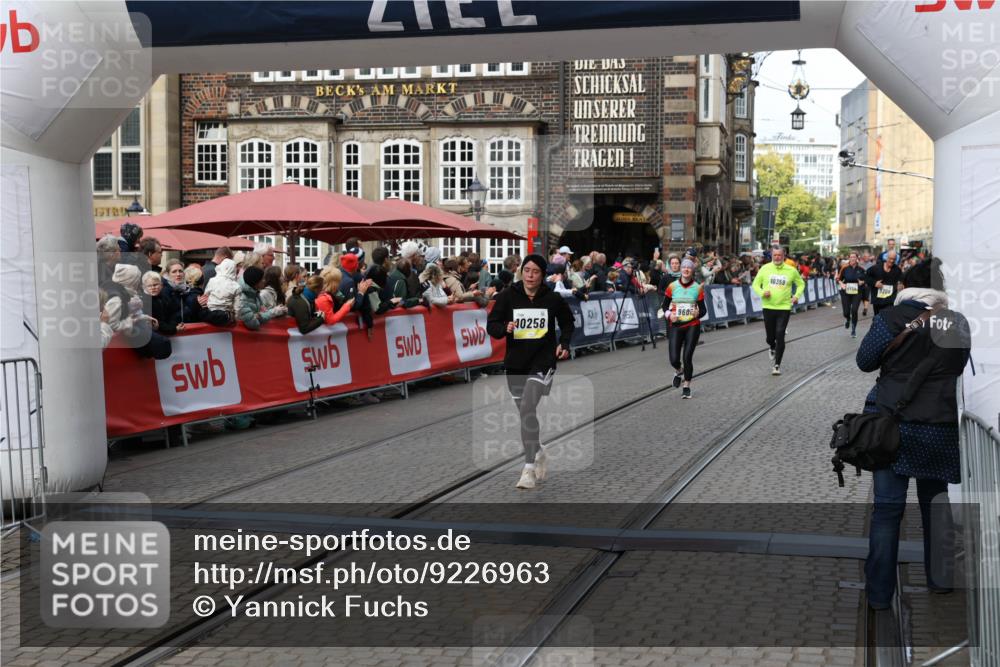 05.10.2025 - 20. swb-Marathon Bremen Yannick Fuchs http://msf.ph/oto/9226963 05.10.2025 11:01:03 Ziel 9600, 10258, 11155 meine-sportfotos.de
