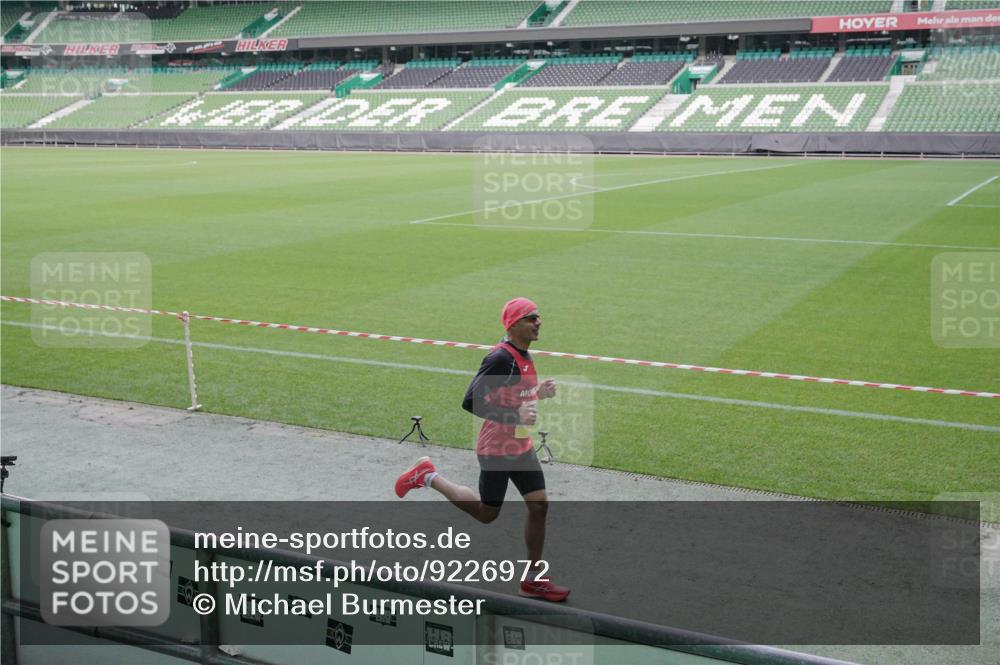 05.10.2025 - 20. swb-Marathon Bremen Michael Burmester http://msf.ph/oto/9226972 05.10.2025 10:17:32 Laufen im Stadion 11, 9291, 10905, 11739 meine-sportfotos.de