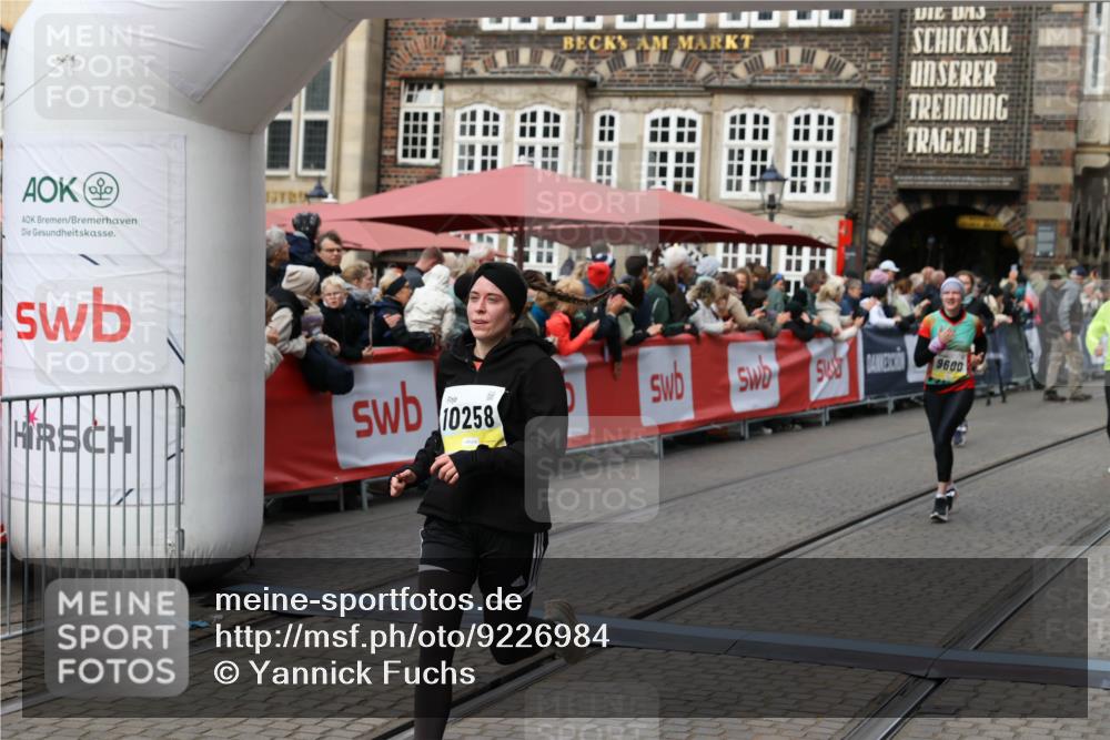 05.10.2025 - 20. swb-Marathon Bremen Yannick Fuchs http://msf.ph/oto/9226984 05.10.2025 11:01:04 Ziel 9208, 9600, 10228, 10258, 10359, 11155 meine-sportfotos.de