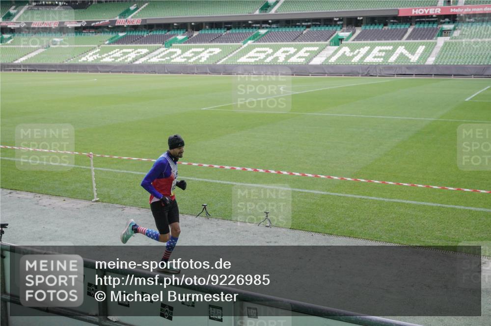 05.10.2025 - 20. swb-Marathon Bremen Michael Burmester http://msf.ph/oto/9226985 05.10.2025 10:17:37 Laufen im Stadion 11, 9291, 10905, 11739 meine-sportfotos.de