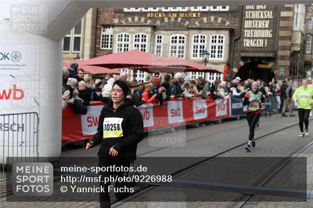 05.10.2025 - 20. swb-Marathon Bremen Yannick Fuchs http://msf.ph/oto/9226988 05.10.2025 11:01:04 Ziel 9208, 9600, 10228, 10258, 10359, 11155 meine-sportfotos.de