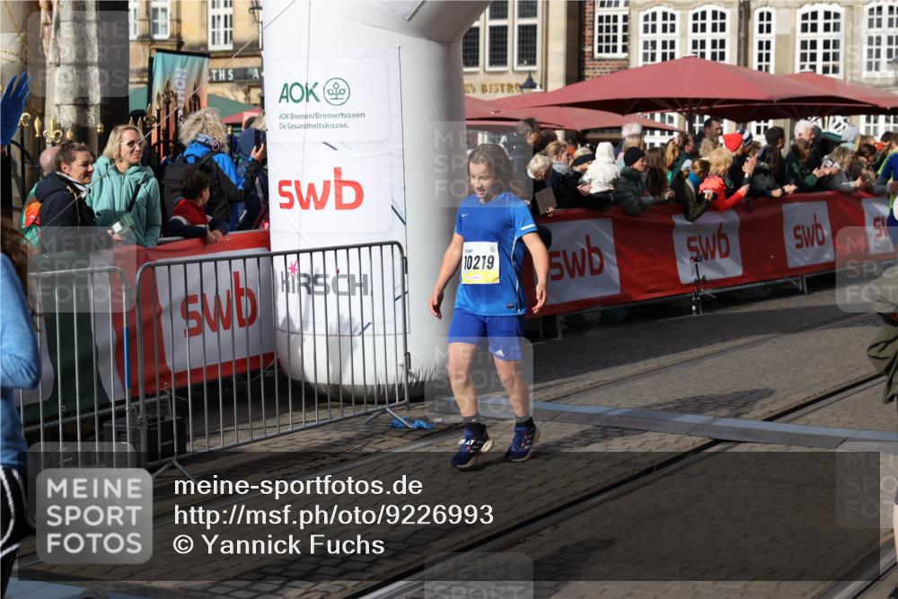 05.10.2025 - 20. swb-Marathon Bremen Yannick Fuchs http://msf.ph/oto/9226993 05.10.2025 10:57:58 Ziel 9221, 9979, 10219, 10341, 10651, 10834, 10890, 10975, 11023, 11457, 11469, 11564, 11575, 11731, 11744 meine-sportfotos.de