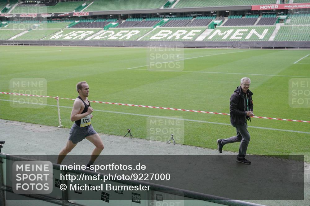 05.10.2025 - 20. swb-Marathon Bremen Michael Burmester http://msf.ph/oto/9227000 05.10.2025 10:17:53 Laufen im Stadion 11, 9291, 10905, 11201, 11739 meine-sportfotos.de