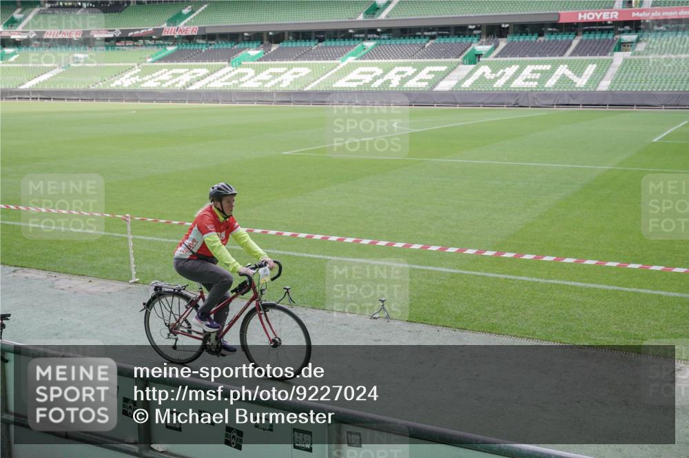 05.10.2025 - 20. swb-Marathon Bremen Michael Burmester http://msf.ph/oto/9227024 05.10.2025 10:18:42 Laufen im Stadion 9280, 9996, 11201, 11730, 9291, 10905 meine-sportfotos.de