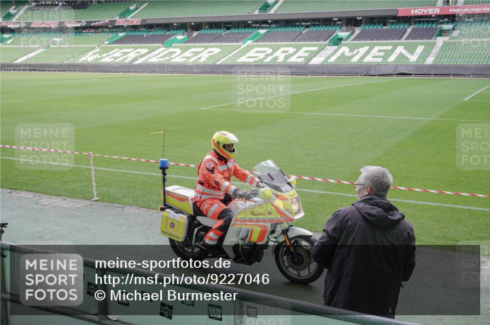 05.10.2025 - 20. swb-Marathon Bremen Michael Burmester http://msf.ph/oto/9227046 05.10.2025 10:18:56 Laufen im Stadion 9280, 9996, 11730, 11201 meine-sportfotos.de