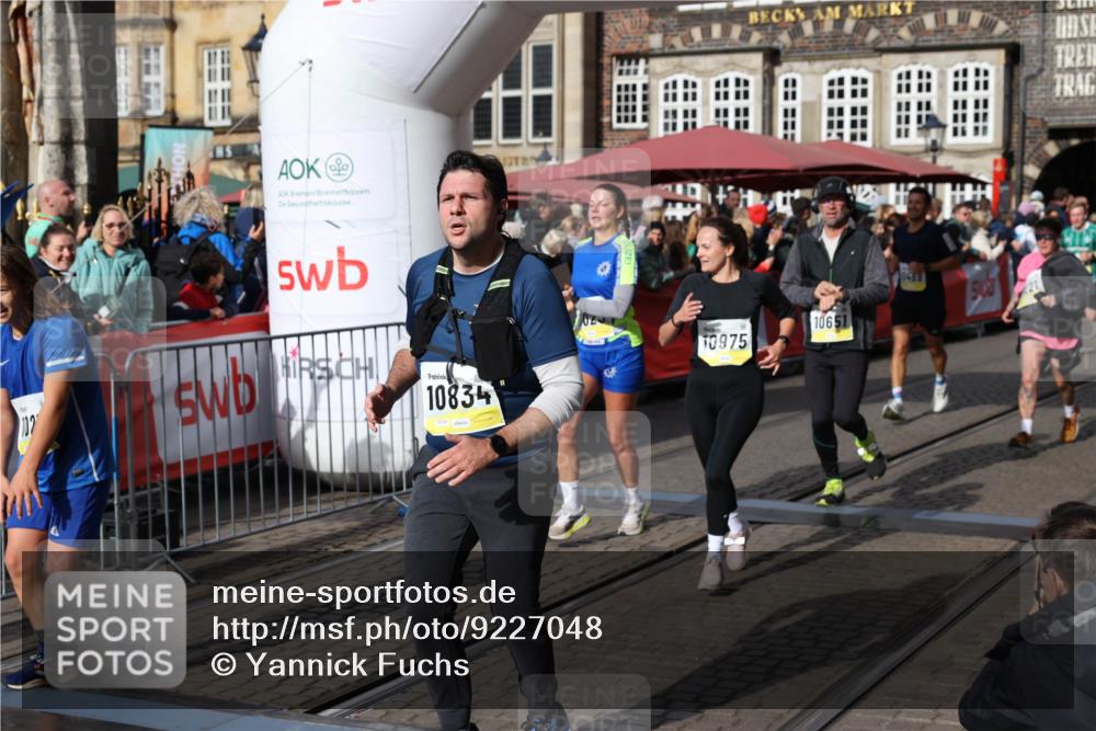 05.10.2025 - 20. swb-Marathon Bremen Yannick Fuchs http://msf.ph/oto/9227048 05.10.2025 10:58:00 Ziel 9221, 9568, 9719, 10219, 10341, 10651, 10703, 10834, 10890, 10975, 11023, 11116, 11301, 11457, 11469, 11564, 11575, 11744 meine-sportfotos.de