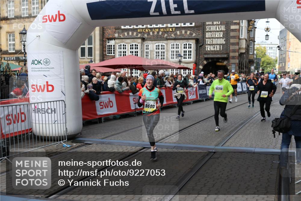 05.10.2025 - 20. swb-Marathon Bremen Yannick Fuchs http://msf.ph/oto/9227053 05.10.2025 11:01:06 Ziel 9208, 9600, 9954, 10228, 10258, 10359 meine-sportfotos.de