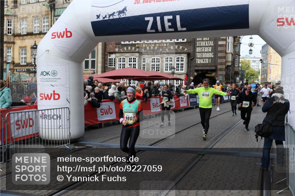 05.10.2025 - 20. swb-Marathon Bremen Yannick Fuchs http://msf.ph/oto/9227059 05.10.2025 11:01:06 Ziel 9208, 9600, 9954, 10228, 10258, 10359 meine-sportfotos.de