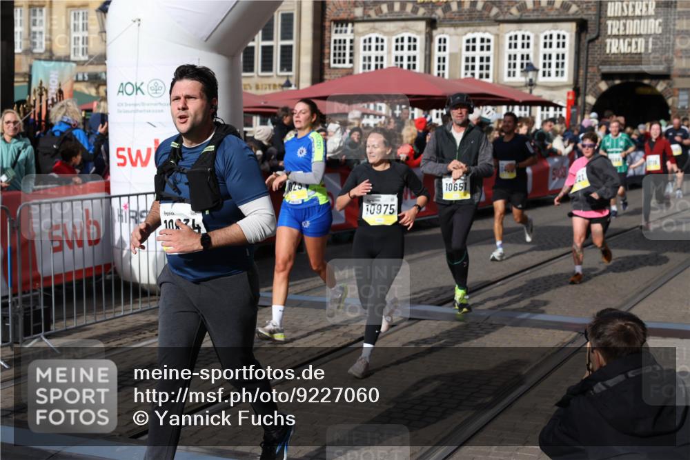 05.10.2025 - 20. swb-Marathon Bremen Yannick Fuchs http://msf.ph/oto/9227060 05.10.2025 10:58:00 Ziel 9221, 9568, 9719, 10219, 10341, 10651, 10703, 10834, 10890, 10975, 11023, 11116, 11301, 11457, 11469, 11564, 11575, 11744 meine-sportfotos.de