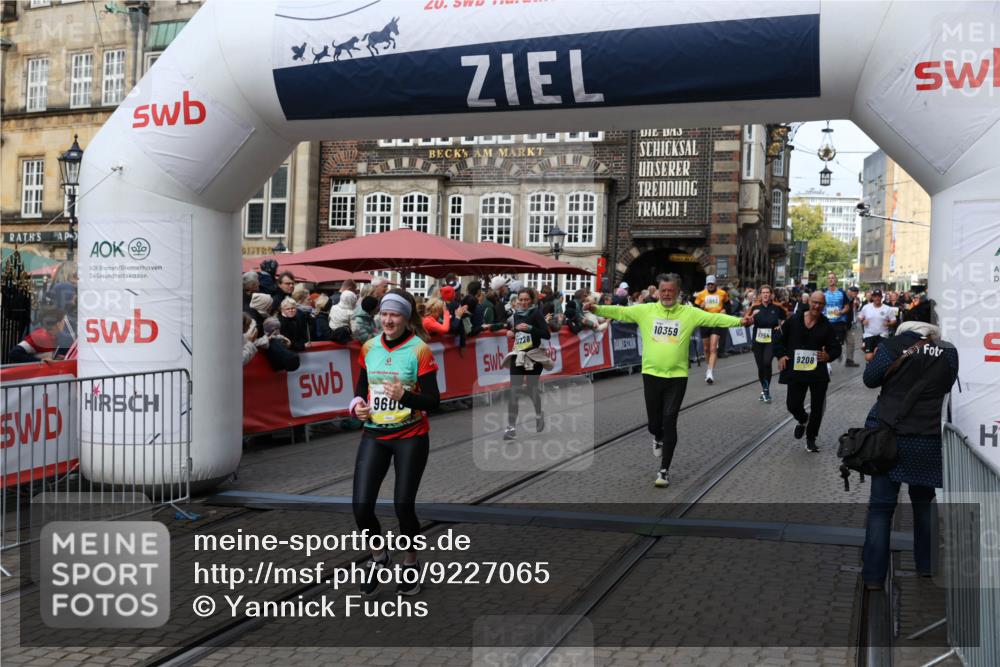 05.10.2025 - 20. swb-Marathon Bremen Yannick Fuchs http://msf.ph/oto/9227065 05.10.2025 11:01:06 Ziel 9208, 9600, 9954, 10228, 10258, 10359 meine-sportfotos.de