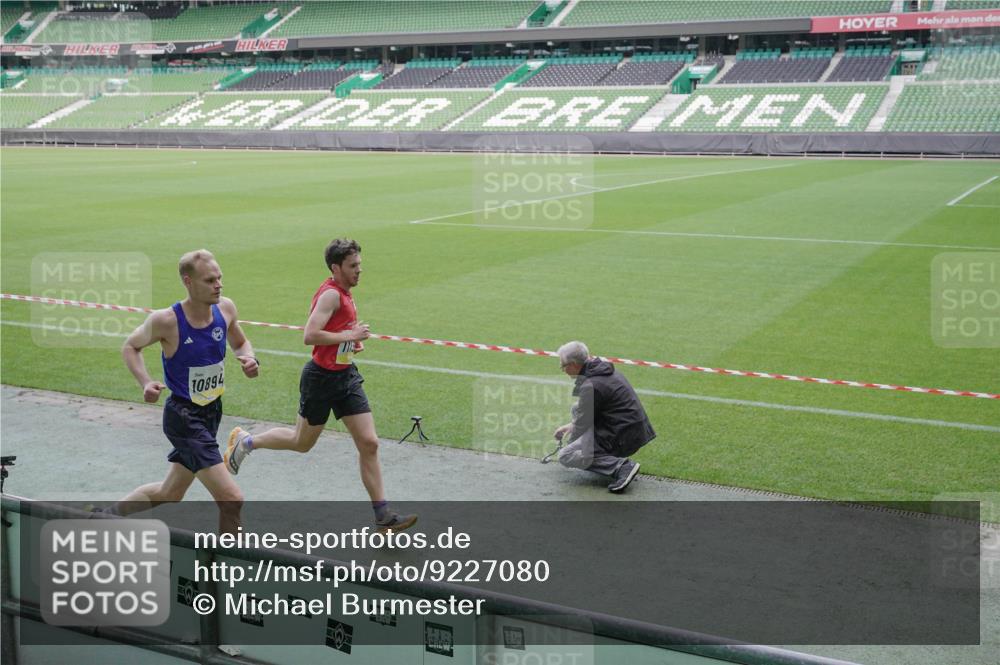 05.10.2025 - 20. swb-Marathon Bremen Michael Burmester http://msf.ph/oto/9227080 05.10.2025 10:19:08 Laufen im Stadion 9996, 10247, 10894, 11130, 11730, 9280 meine-sportfotos.de