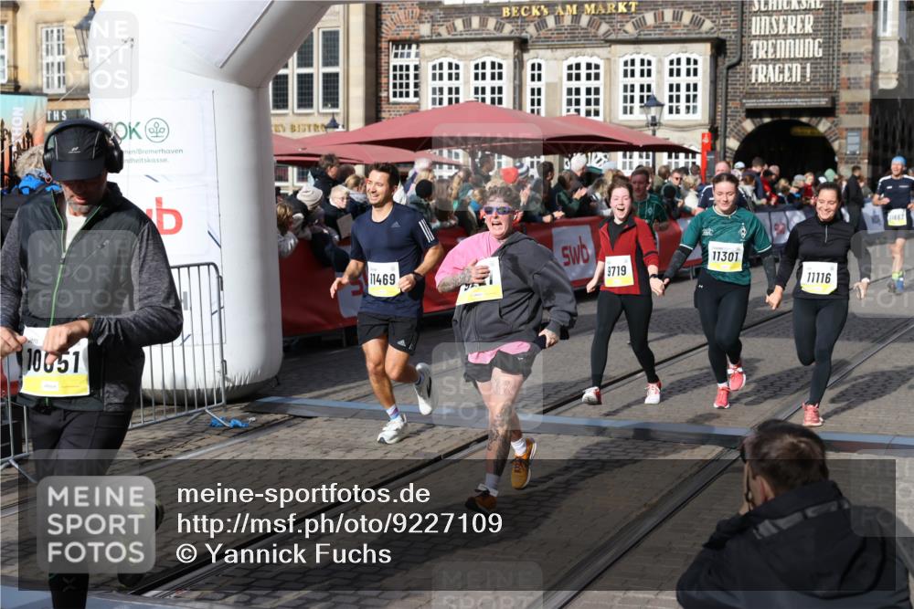 05.10.2025 - 20. swb-Marathon Bremen Yannick Fuchs http://msf.ph/oto/9227109 05.10.2025 10:58:02 Ziel 9221, 9568, 9719, 10219, 10577, 10651, 10703, 10834, 10890, 10975, 11023, 11116, 11301, 11457, 11469, 11564, 11575, 11663, 11744 meine-sportfotos.de