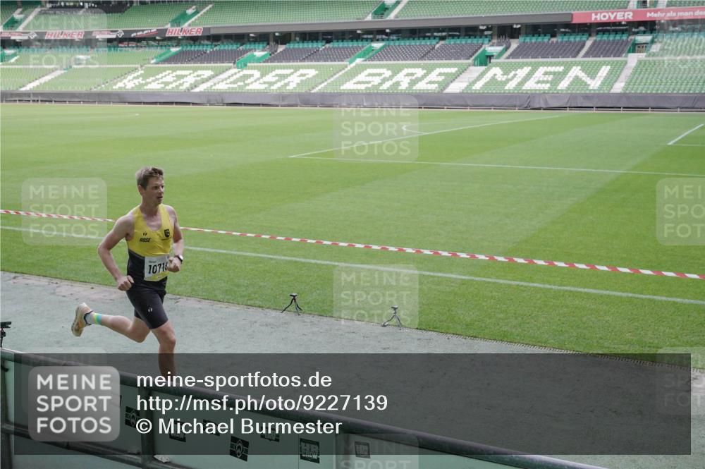 05.10.2025 - 20. swb-Marathon Bremen Michael Burmester http://msf.ph/oto/9227139 05.10.2025 10:19:27 Laufen im Stadion 9320, 9851, 9996, 10247, 10718, 10894, 11130, 11730 meine-sportfotos.de