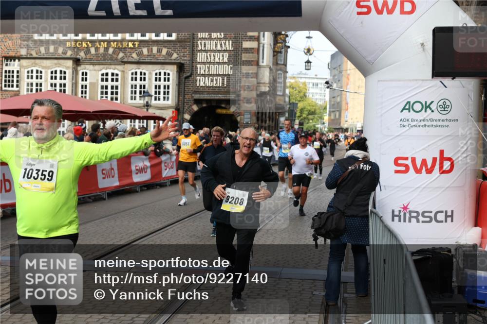 05.10.2025 - 20. swb-Marathon Bremen Yannick Fuchs http://msf.ph/oto/9227140 05.10.2025 11:01:08 Ziel 9208, 9305, 9600, 9954, 10228, 10258, 10359, 11053 meine-sportfotos.de
