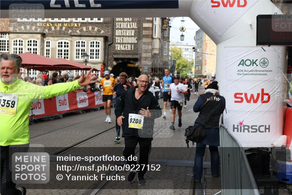 05.10.2025 - 20. swb-Marathon Bremen Yannick Fuchs http://msf.ph/oto/9227152 05.10.2025 11:01:08 Ziel 9208, 9305, 9600, 9954, 10228, 10258, 10359, 11053 meine-sportfotos.de