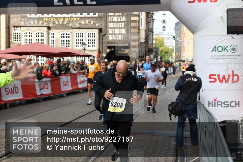 05.10.2025 - 20. swb-Marathon Bremen Yannick Fuchs http://msf.ph/oto/9227167 05.10.2025 11:01:09 Ziel 9208, 9305, 9600, 9954, 10228, 10258, 10359, 10630, 11053 meine-sportfotos.de