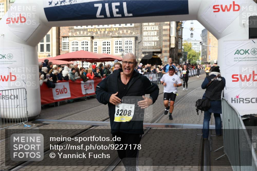 05.10.2025 - 20. swb-Marathon Bremen Yannick Fuchs http://msf.ph/oto/9227178 05.10.2025 11:01:10 Ziel 9208, 9305, 9600, 9954, 10228, 10258, 10359, 10477, 10630, 11053, 11719 meine-sportfotos.de