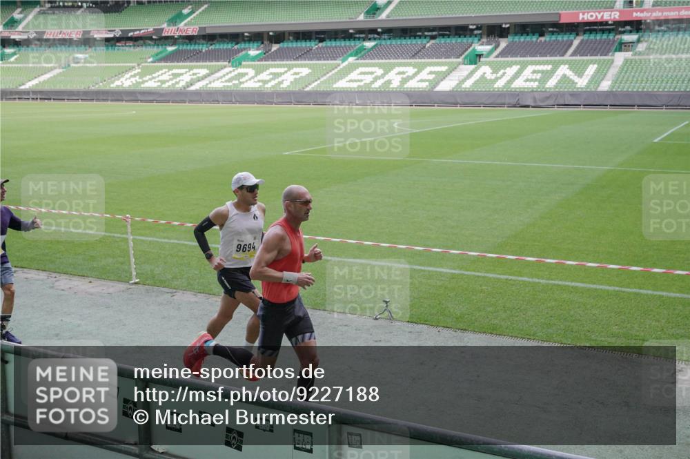 05.10.2025 - 20. swb-Marathon Bremen Michael Burmester http://msf.ph/oto/9227188 05.10.2025 10:20:14 Laufen im Stadion 9319, 9320, 9340, 9694, 9697, 9851, 10410, 10476, 10538, 10718, 11013, 11341, 11443, 9320, 10247, 10894, 11130 meine-sportfotos.de