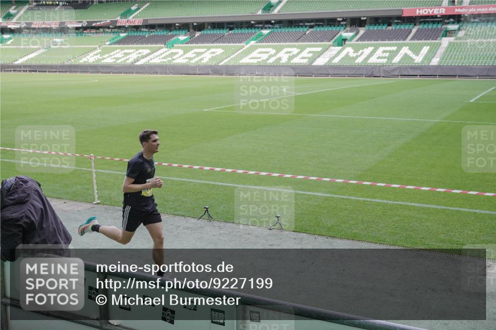 05.10.2025 - 20. swb-Marathon Bremen Michael Burmester http://msf.ph/oto/9227199 05.10.2025 10:20:33 Laufen im Stadion 9319, 9336, 9340, 9596, 9694, 9697, 10410, 10476, 10538, 11013, 11188, 11341, 11443, 9320, 9851, 10718 meine-sportfotos.de