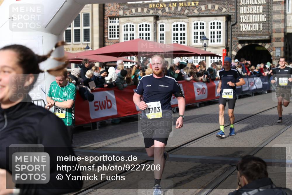 05.10.2025 - 20. swb-Marathon Bremen Yannick Fuchs http://msf.ph/oto/9227206 05.10.2025 10:58:04 Ziel 9221, 9568, 9719, 10219, 10577, 10651, 10703, 10834, 10975, 11023, 11116, 11301, 11469, 11564, 11663 meine-sportfotos.de